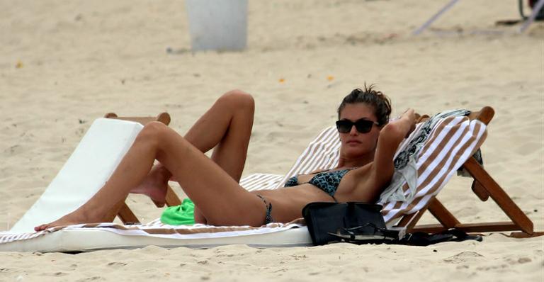 Carol Francischini exibe corpo sarado em praia do Rio de Janeiro