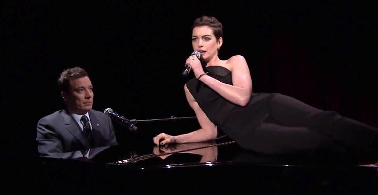 Anne Hathaway transforma músicas de rap em canções da Broadway