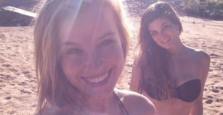 De biquíni, Cristiana Oliveira exibe barriga chapada aos 50 anos