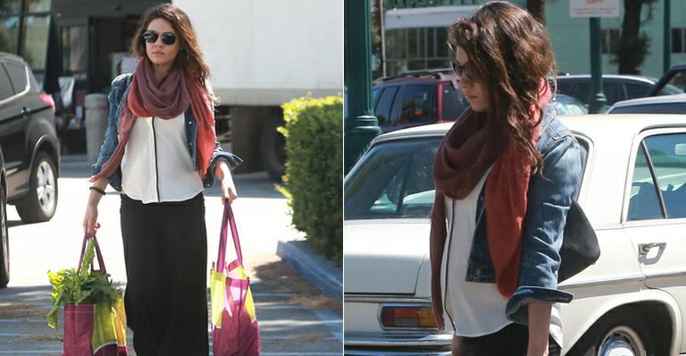 Mila Kunis exibe barriguinha de grávida em ida ao mercado
