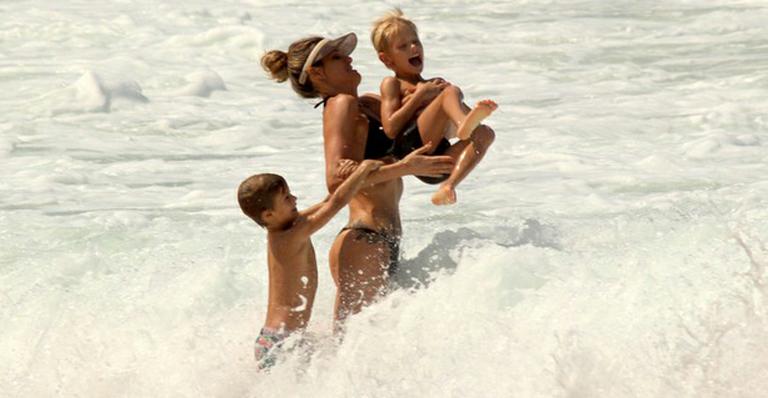 Fernanda Lima se diverte na praia com os filhos no Rio de Janeiro
