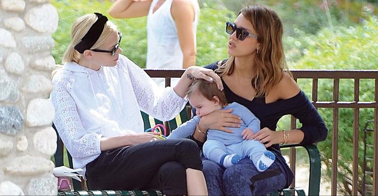 Jaime King e Jessica Alba aproveitam tarde de sol em parque de Los Angeles