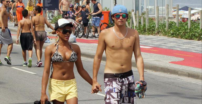 Felipe Dylon aproveitou o mar de Ipanema ao lado da mulher, Aparecida Petrowky