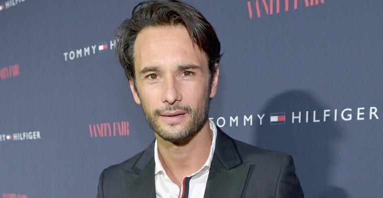 Rodrigo Santoro divide tapete vermelho com Zooey Deschanel e Tommy Hilfiger