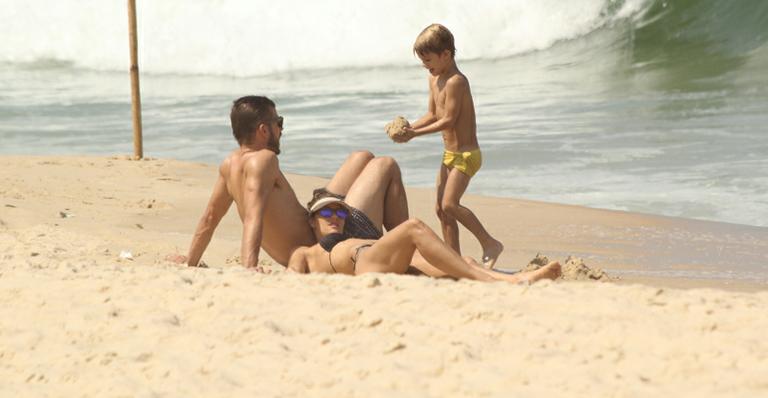 Fernanda Lima ganha colo de Rodrigo Hilbert e brinca com os filhos na praia