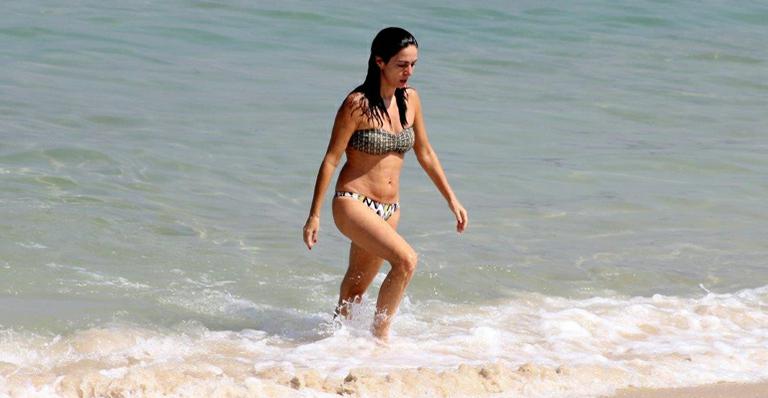 Já vovó, Claudia Ohana exibe boa forma com biquíni na praia