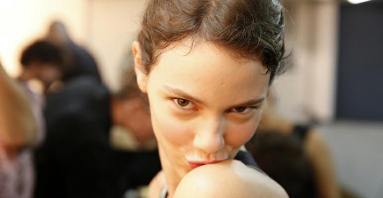 Laura Neiva dá beijinho no ombro em backstage no Fashion Rio