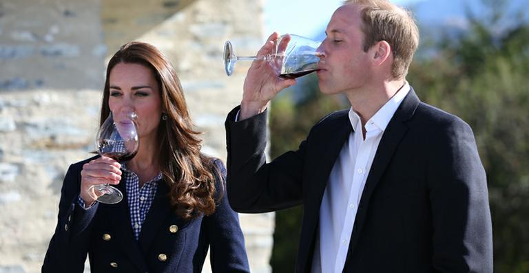 Kate Middleton despista os rumores de gravidez ao beber vinho em turnê real