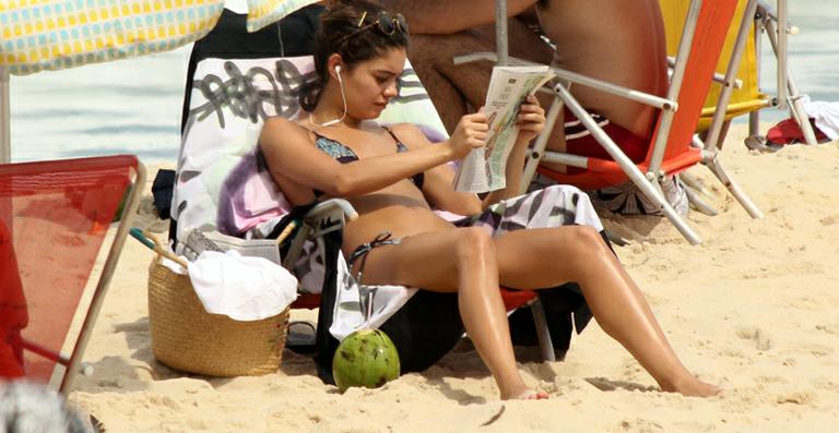 Sophie Charlotte exibe a boa forma em dia na praia