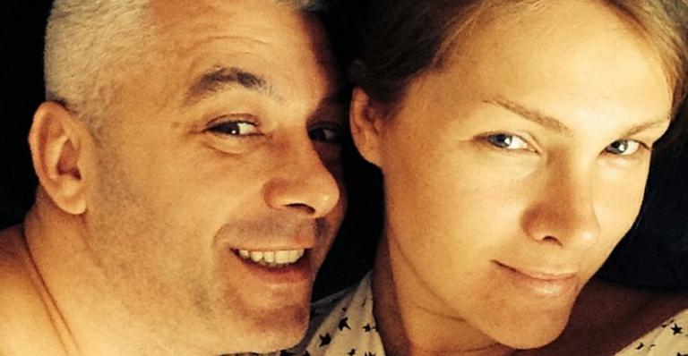Sem maquiagem, Ana Hickmann aparece na cama com o marido e comemora noite de sono