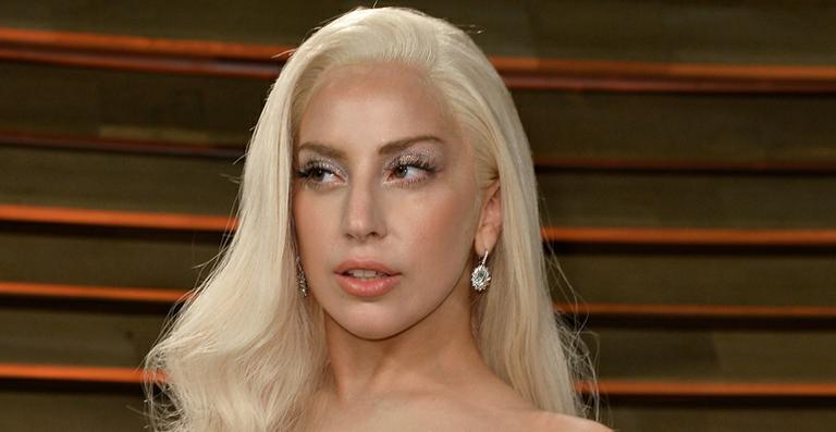 Lady Gaga fica nua no palco durante troca de figurino