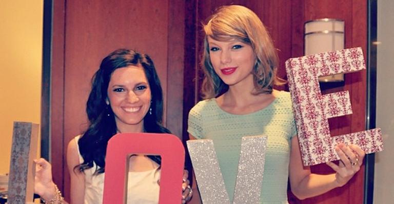 Taylor Swift viaja para participar de chá de cozinha de fã nos EUA; Veja as fotos!
