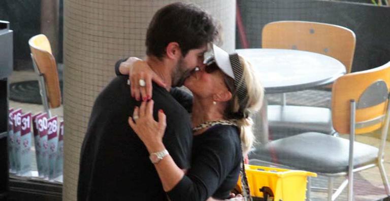 Susana Vieira e Sandro Pedroso se beijam no aeroporto