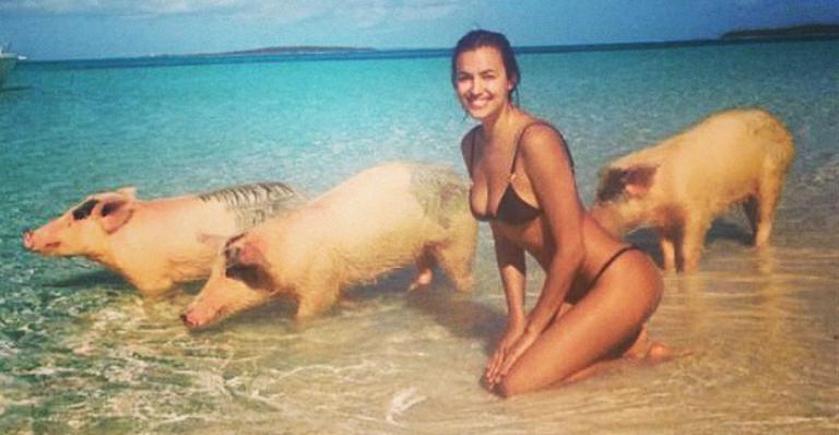 Irina Shayk, top e namorada de Cristiano Ronaldo, nada com porcos nas Bahamas