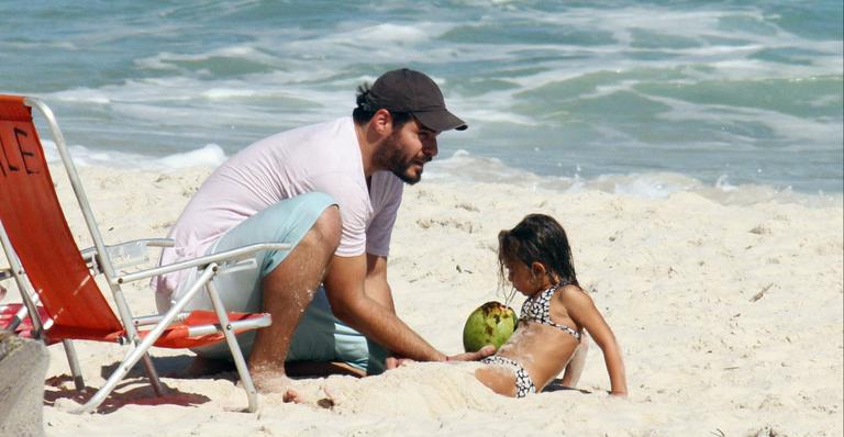 Thiago Lacerda da atenção exclusiva no início das férias para a filha Cora