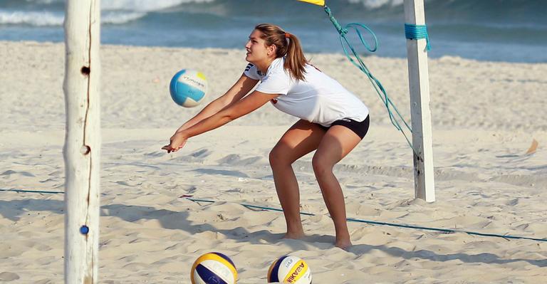 Sasha faz treinos de vôlei intensos nas areias da praia da Barra da Tijuca