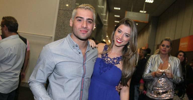 Com novo visual, ex-BBB Yuri Fernandes assiste ao show de Zezé di Camargo e Luciano