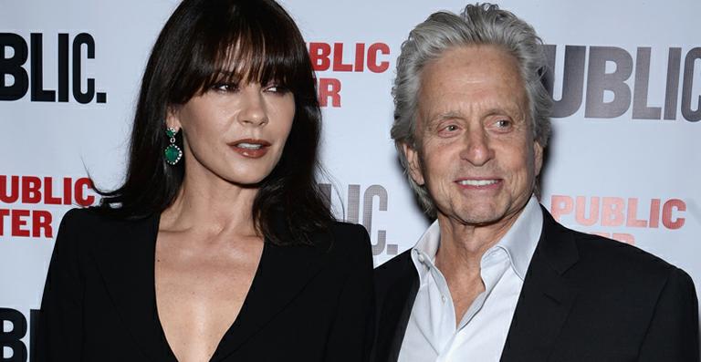 Catherine Zeta-Jones e Michael Douglas mostram foto rara com os filhos