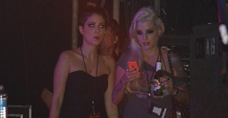 Sem Vanessa, Clara curte show do Guns N’ Roses ao lado de Bella
