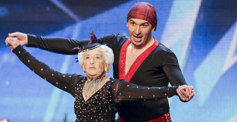 Novo hit da web: Senhora de 79 anos dá show em dança acrobática