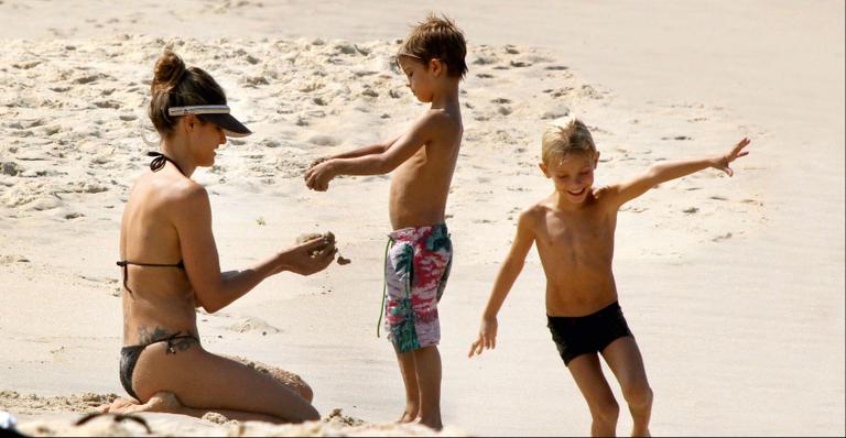 Fernanda Lima aproveita momento de descontração com os filhos João e Francisco