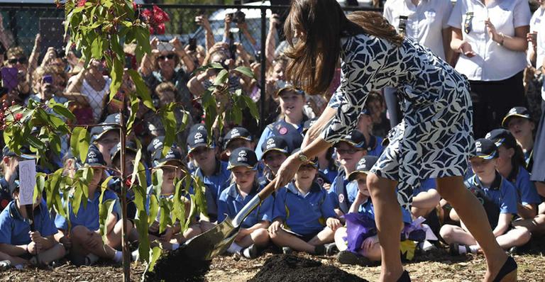 Com a pá na mão, Kate Middleton planta árvore na Austrália