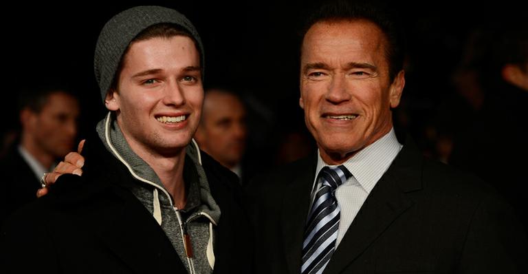 Arnold Schwarzenegger brinca com o filho após cirurgia