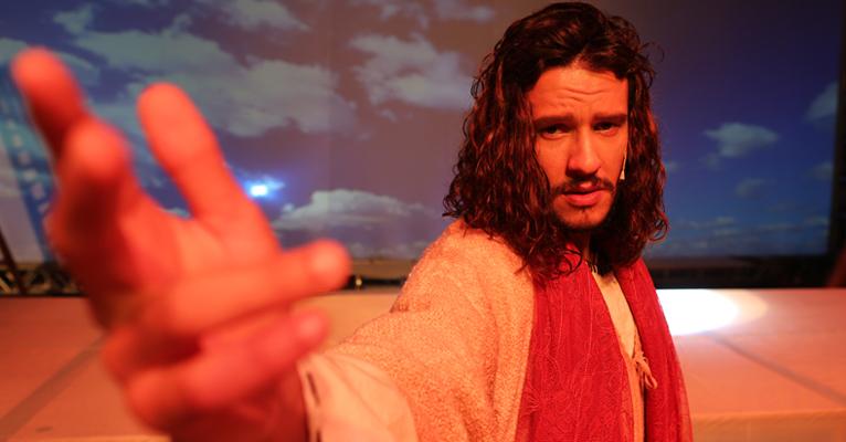 Nando Rodrigues adota cabelos longos para interpretar Jesus Cristo em peça