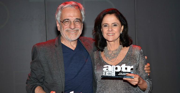 Marieta Severo e Aderbal Freire-Filho recebem prêmio por peça teatral Incêndios