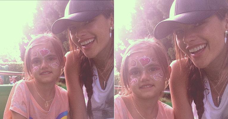Depois de curtir festival, Alessandra Ambrósio brinca com a filha