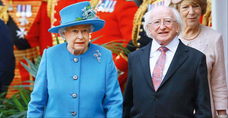 Rainha Elizabeth II e príncipe Philip recebem a primeira visita ao líder Irlandês