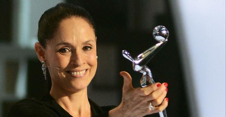 Sonia Braga se emociona ao dedicar prêmio ao ator José Wilker