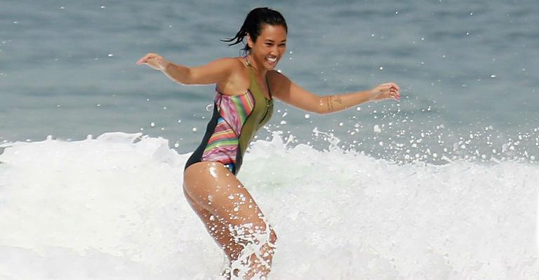 Daniele Suzuki mostrou habilidade durante aula de surfe na praia da Macumba, Rio