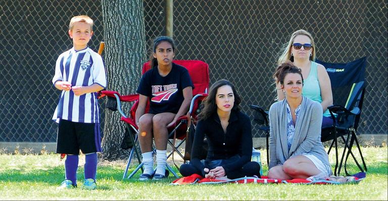 Britney Spears foi com amigas a uma partida de futebol de seus herdeiros