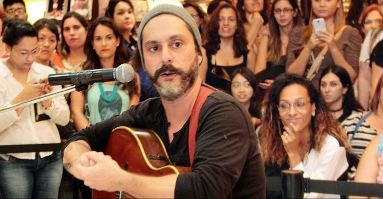 Alexandre Nero distribuí autógrafos no lançamento de seu DVD