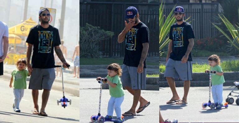 Dom, filho de Luana Piovani, brinca de patinete com o pai