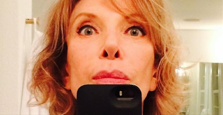 Marília Gabriela adere à moda da ‘selfie’ e dá dica de maquiagem: ‘Menos é melhor’
