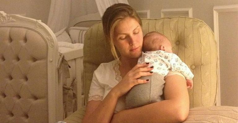 Ana Hickmann posta foto com o filho após amamentar