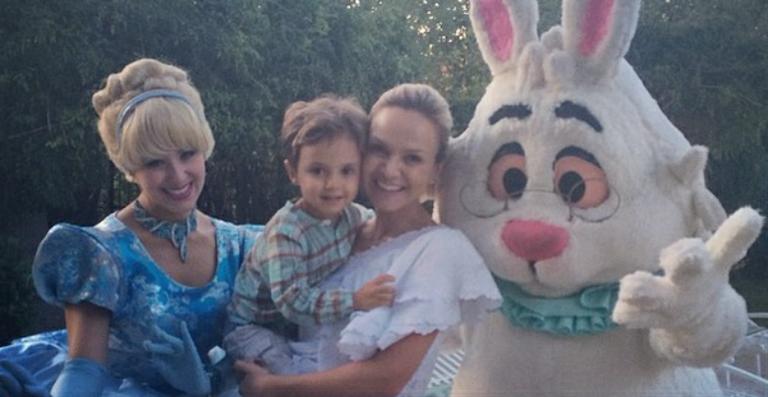 Eliana convoca Cinderela e coelho para animar Páscoa do filho, Arthur