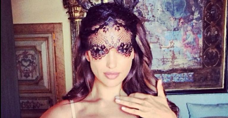 Em clima de Páscoa, Irina Shayk posa de coelhinha sexy