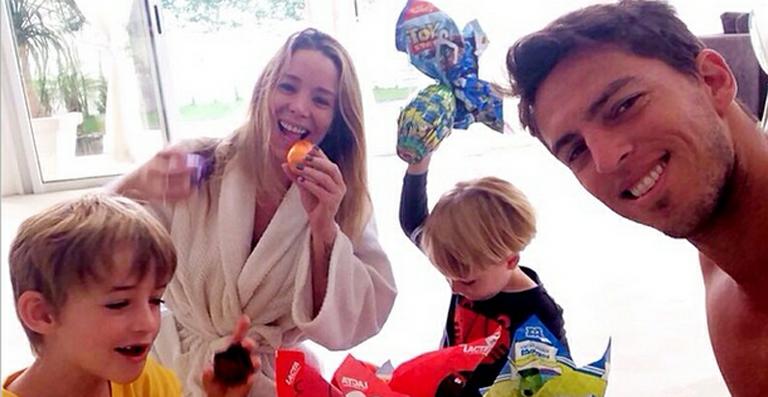 Danielle Winits organiza caça aos ovos com os filhos e o namorado