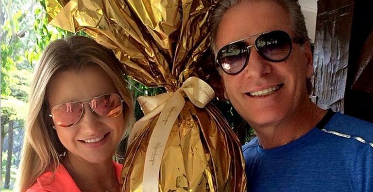 Roberto Justus dá ovo gigante para namorada, Ana Paula Siebert