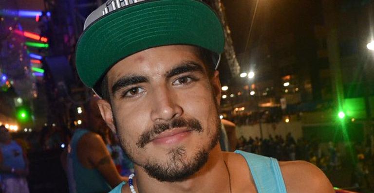 Vídeo: Caio Castro manda mensagem de Páscoa para as fãs