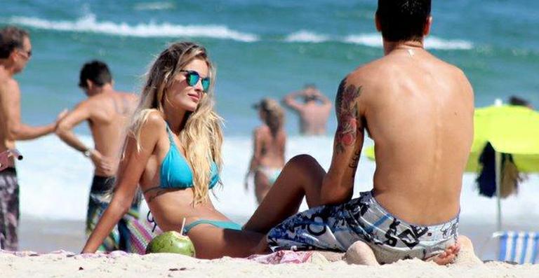 Yasmin Brunet mostra boa forma e namora em praia no Rio de Janeiro