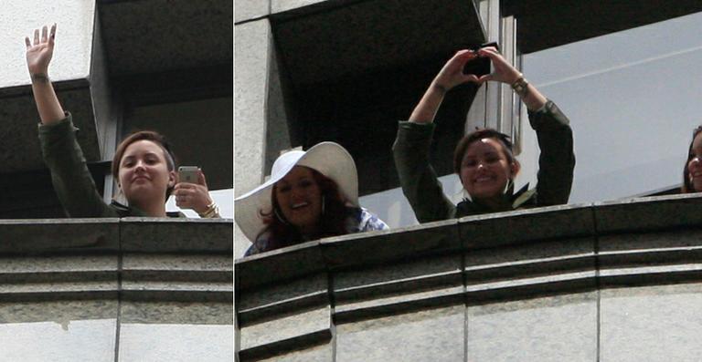 Demi Lovato faz a alegria dos fãs na sacada de hotel em SP