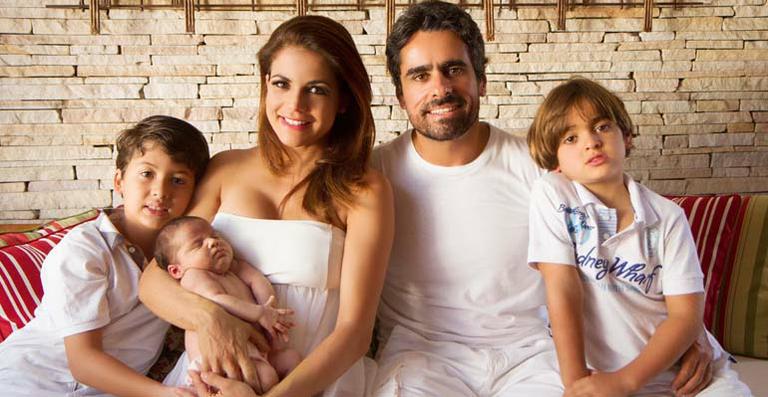 Nivea Stelmann apresenta a caçula Bruna, sua filha de apenas um mês