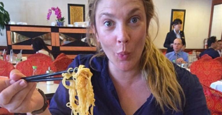 Grávida e sem make, Drew Barrymore devora comida chinesa
