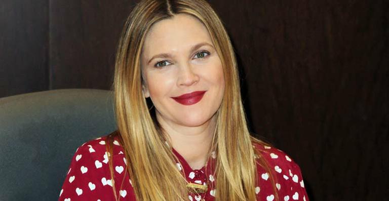 Drew Barrymore muda o visual e está morena