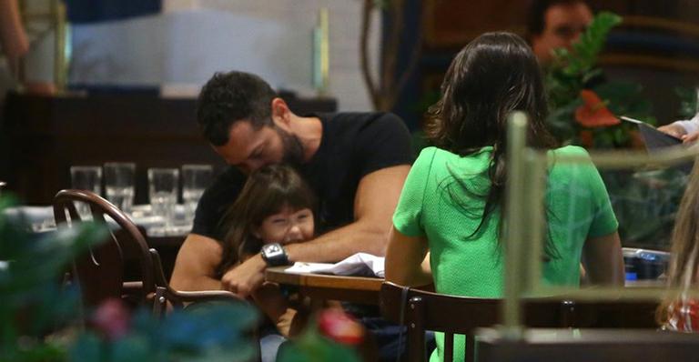 Grávida, Kyra Gracie passeia com Malvino Salvador e a filha dele