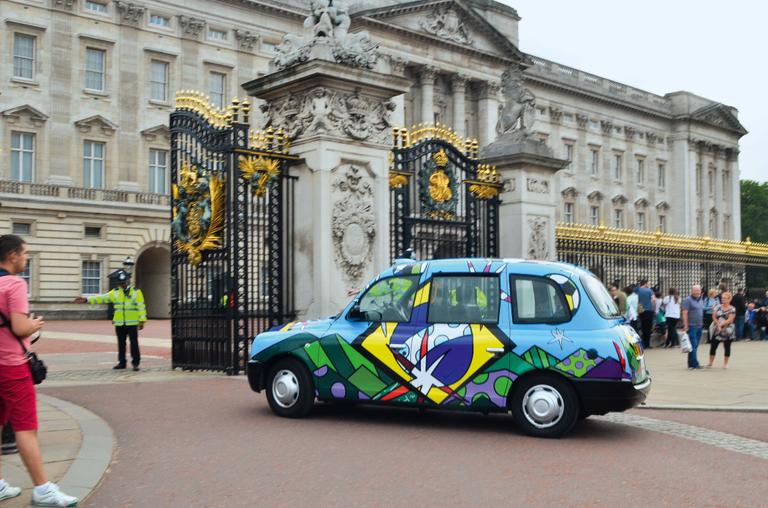 Romero Britto visita Londres para entregar sua tela para o príncipe George